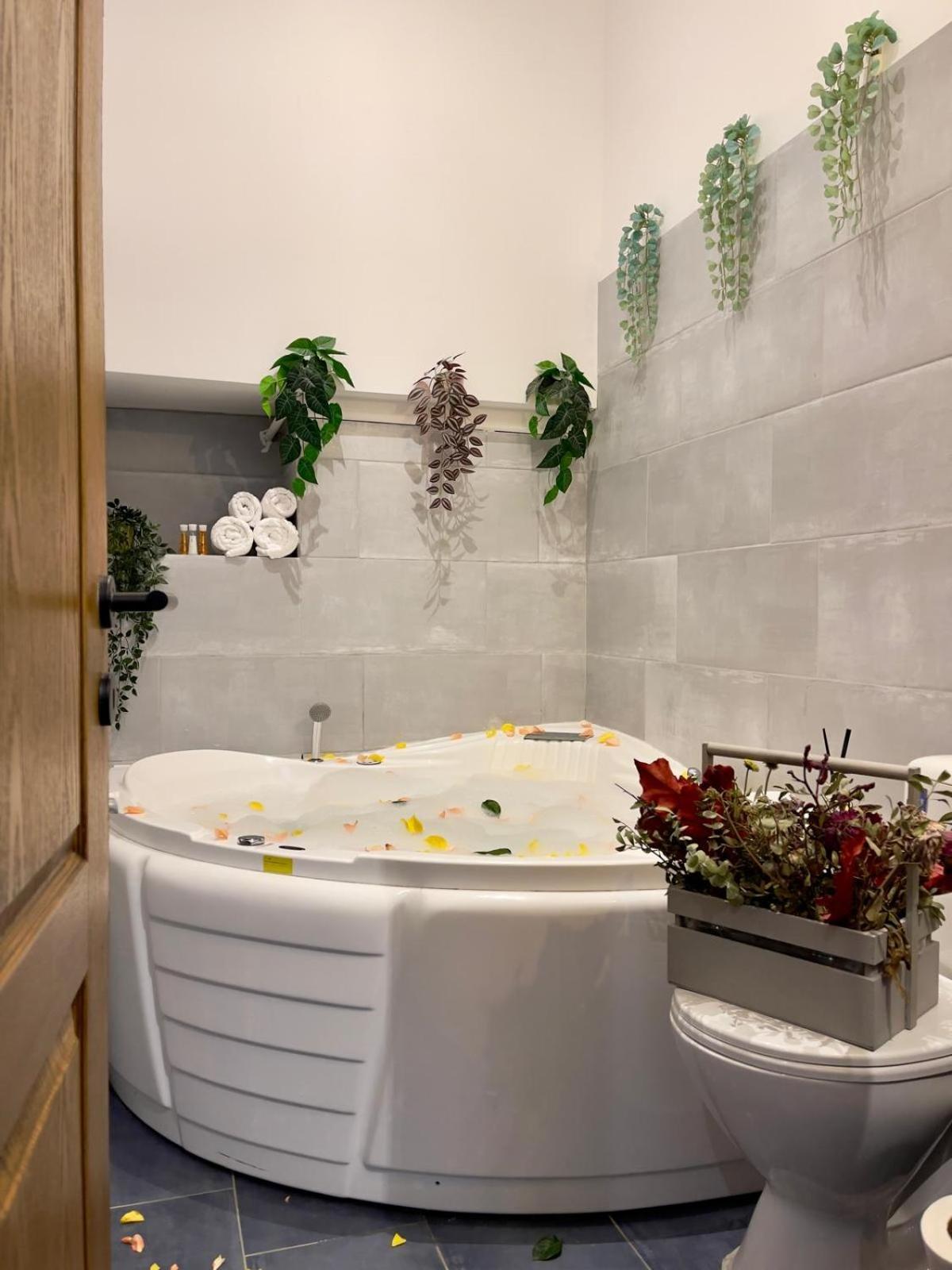 Old Town Jacuzzi Studio Bukarest Exterior foto
